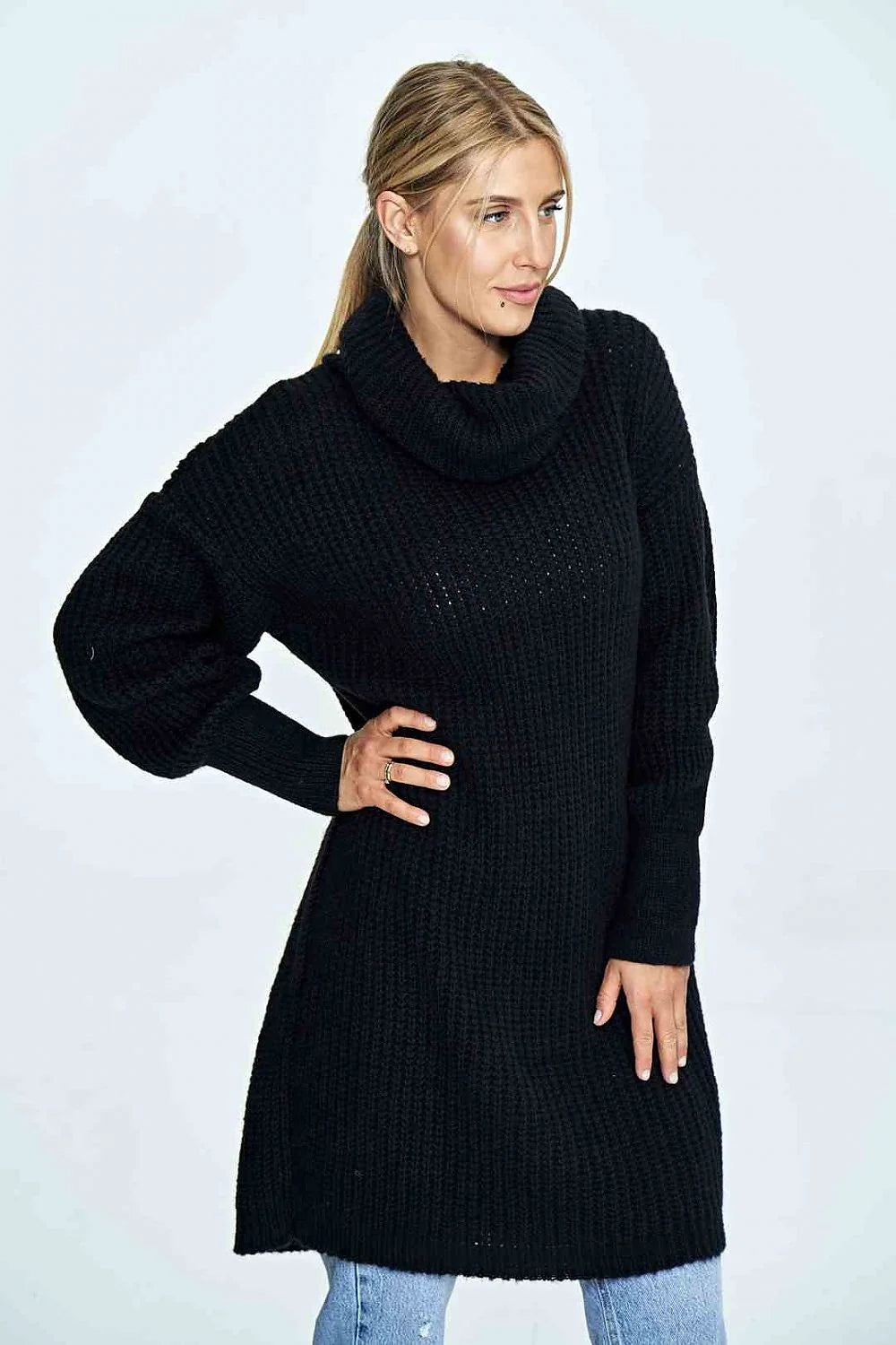 Pull long pour femme en mélange de laine, style moderne, col roulé épais, manches longues, texture maille large, couleur blanc cassé, coupe ample, finitions côtelées, idéal pour les saisons froides