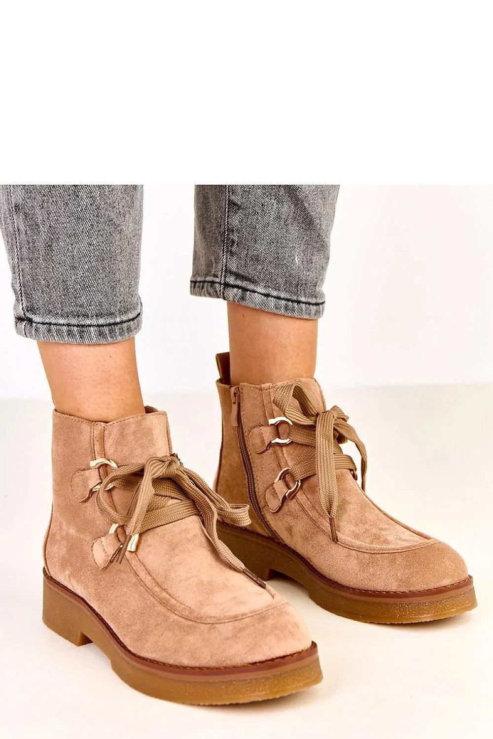 bottines cheville femme suède écologique beige rosé doublées chaudes confortables bout rond semelle crêpe talon 4cm lacets anneaux dorés zip