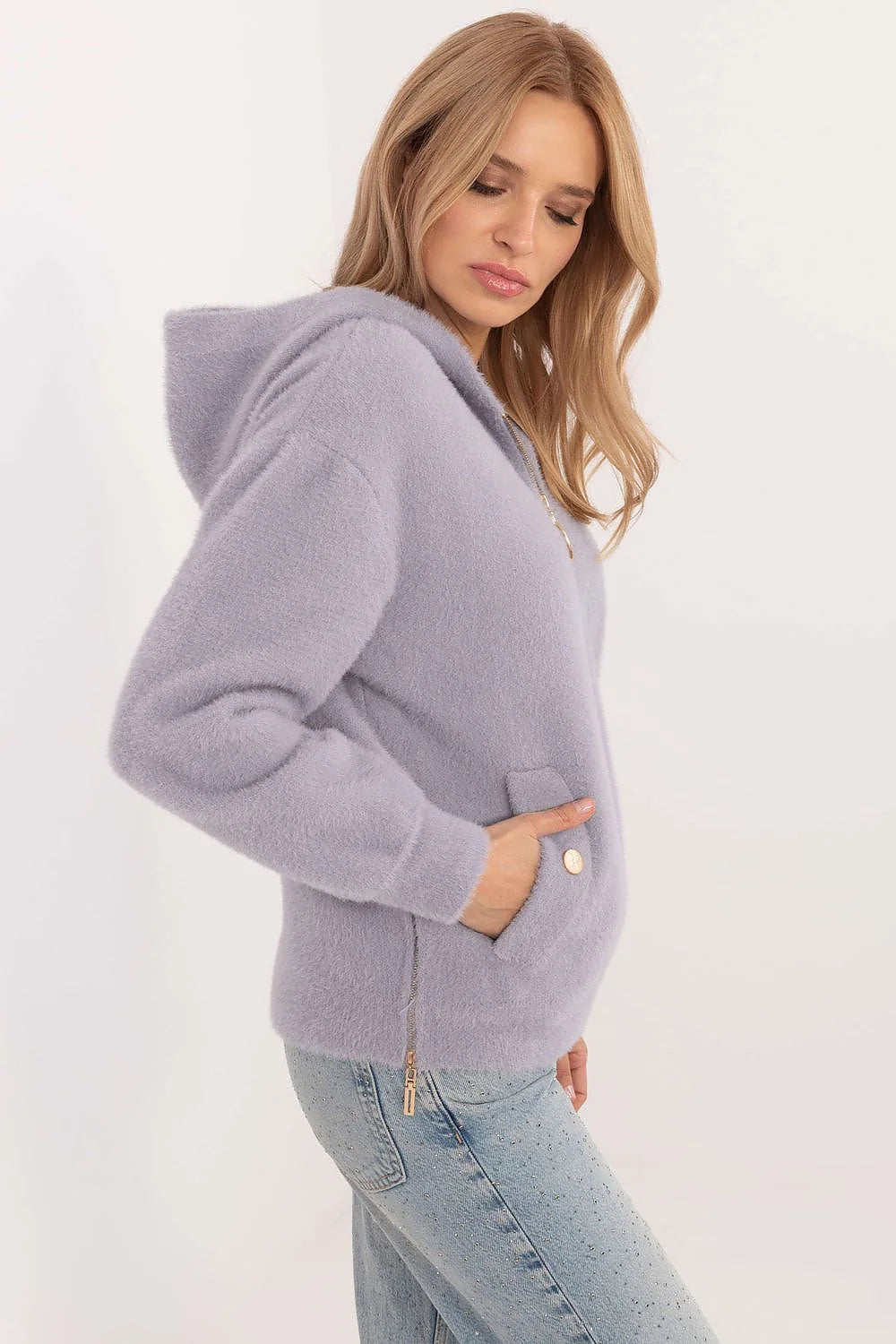 veste femme maille polyester pelucheuse lavande capuche zippée coupe décontractée ample longueur hanches poches plaquées boutons dorés manches poignets côtelés