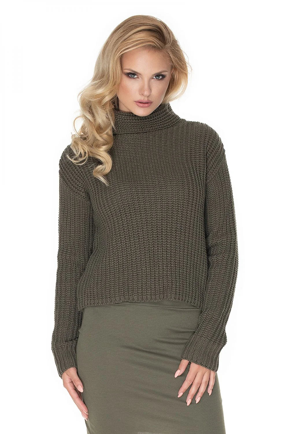 pull femme col roulé vert olive grosse maille côtelée courte boxy manches longues bords côtes poignets ourlet ajustée texturée chaude