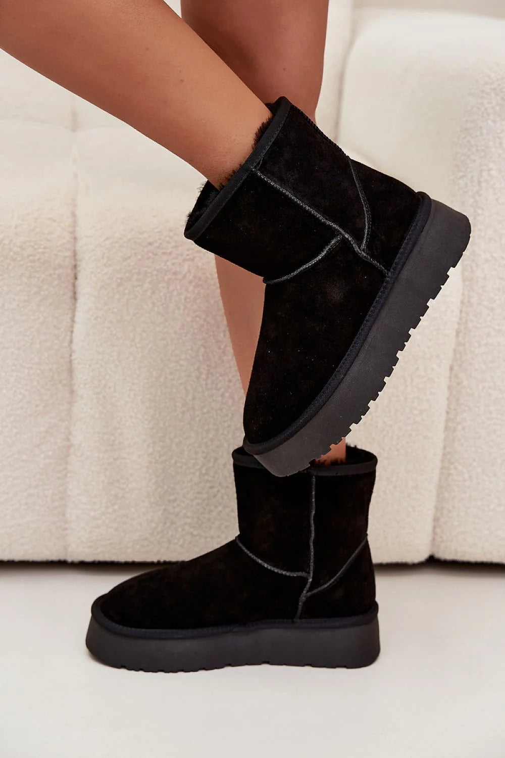bottes femme suède naturel noir fourrées fausse fourrure doublure semelle caoutchouc plateforme épaisse crantée antidérapante chaleur confort maintien casual chic