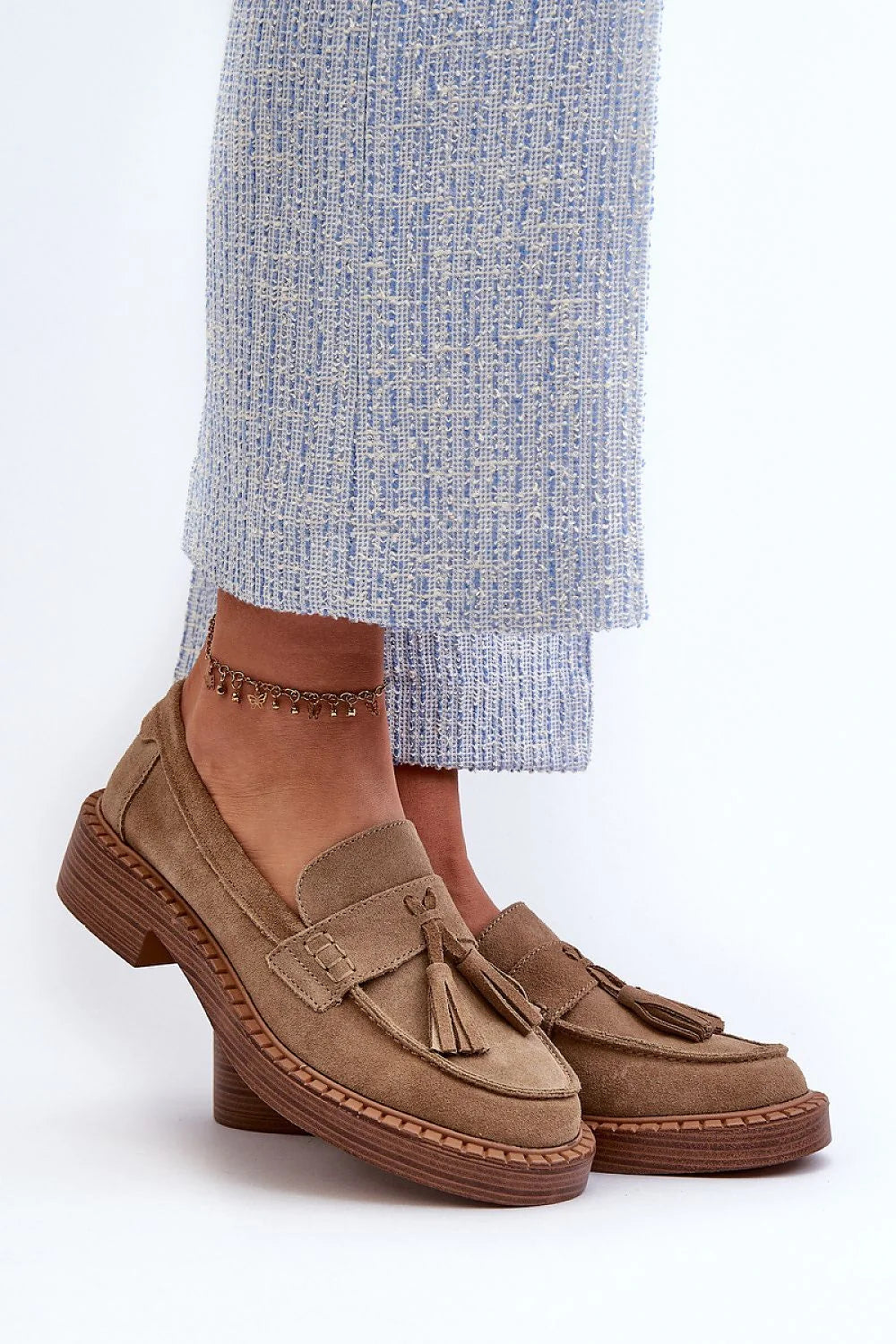 mocassins femme daim beige pampilles bout rond languette cuir suédé écologique talon bloc semelle épaisse surpiqûres apparentes casual chic