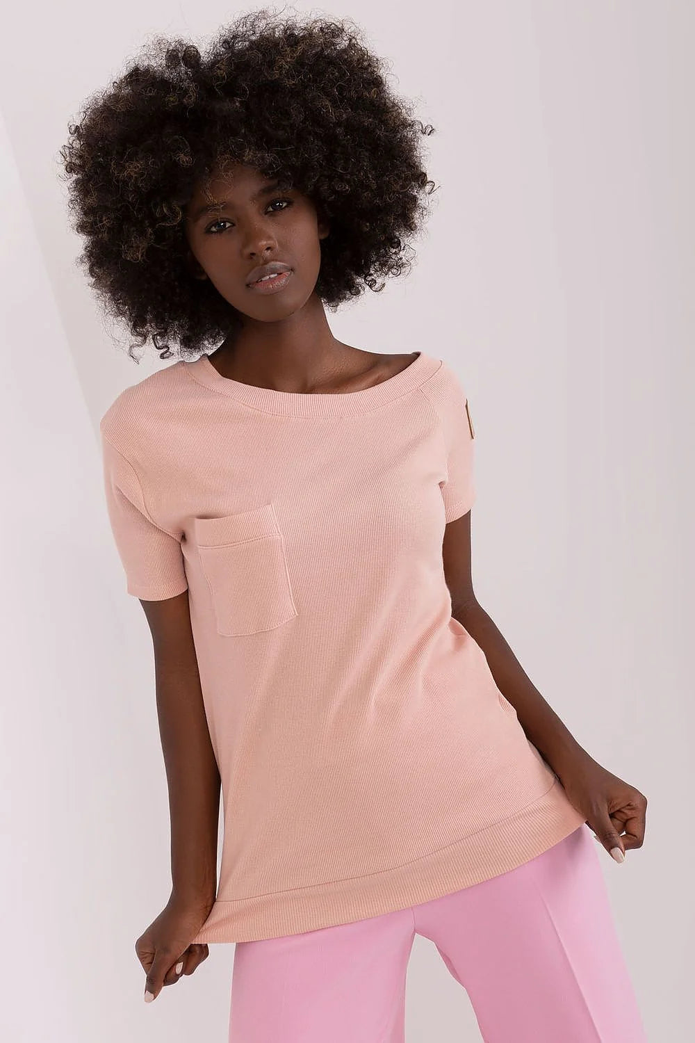 Chemisier Och Bella en coton élasthanne manches courtes encolure asymétrique poche poitrine couleur rose pâle pour femme
