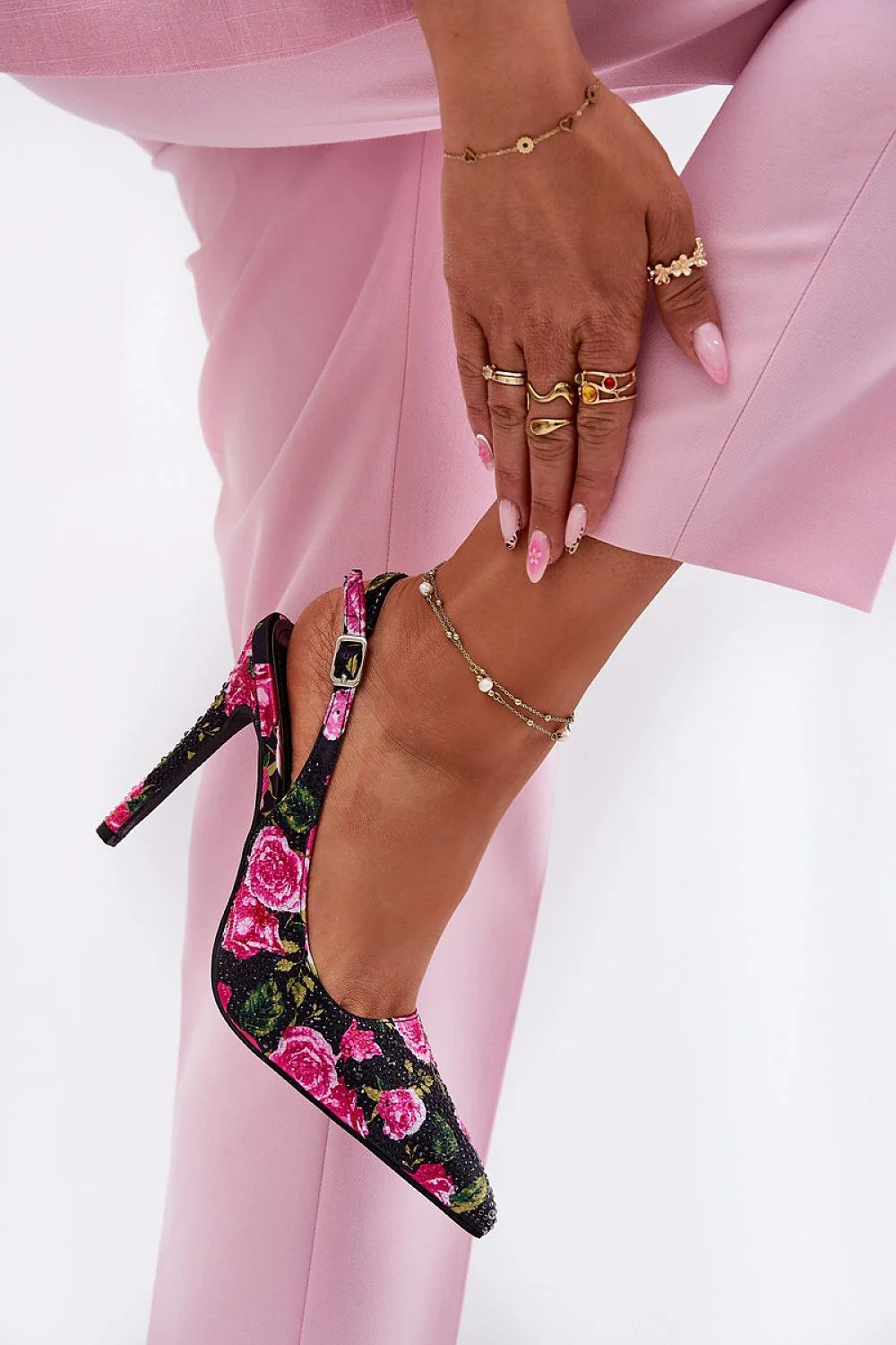 sandales talons hauts motif floral roses fond noir bout pointu slingback bride cheville fins satiné texturé coutures discrètes confortables élégantes
