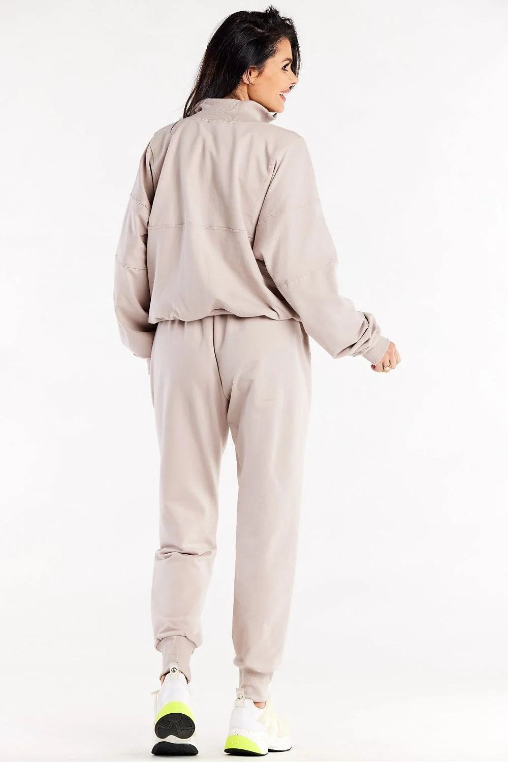ensemble survêtement femme beige athleisure sweat demi zip col montant manches tombantes élastiquées pantalon taille haute coupe droite molletonné