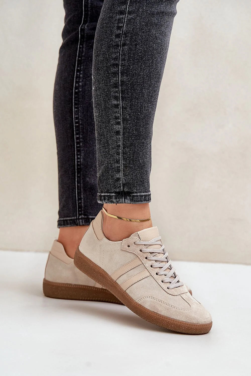Chaussures de sport pour femmes élégantes en suède beige clair design intemporel bracelet métal doré confort toute la journée