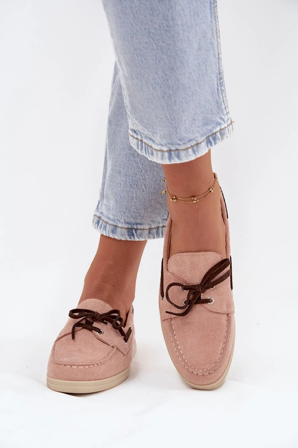 mocassins suède écologique femme rose poudré bout arrondi surpiqûres décoratives oeillets métalliques lacets marron semelle caoutchouc beige talon plat confort