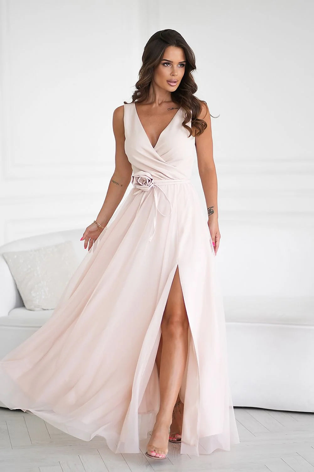 Robe longue élégante pour femme, style drapé, décolleté en V, ceinture fleur, couleur blush, occasions formelles, coupe ajustée, jupe fluide, fente moderne, dentelle, soie, mousseline, vêtement sophistiqué