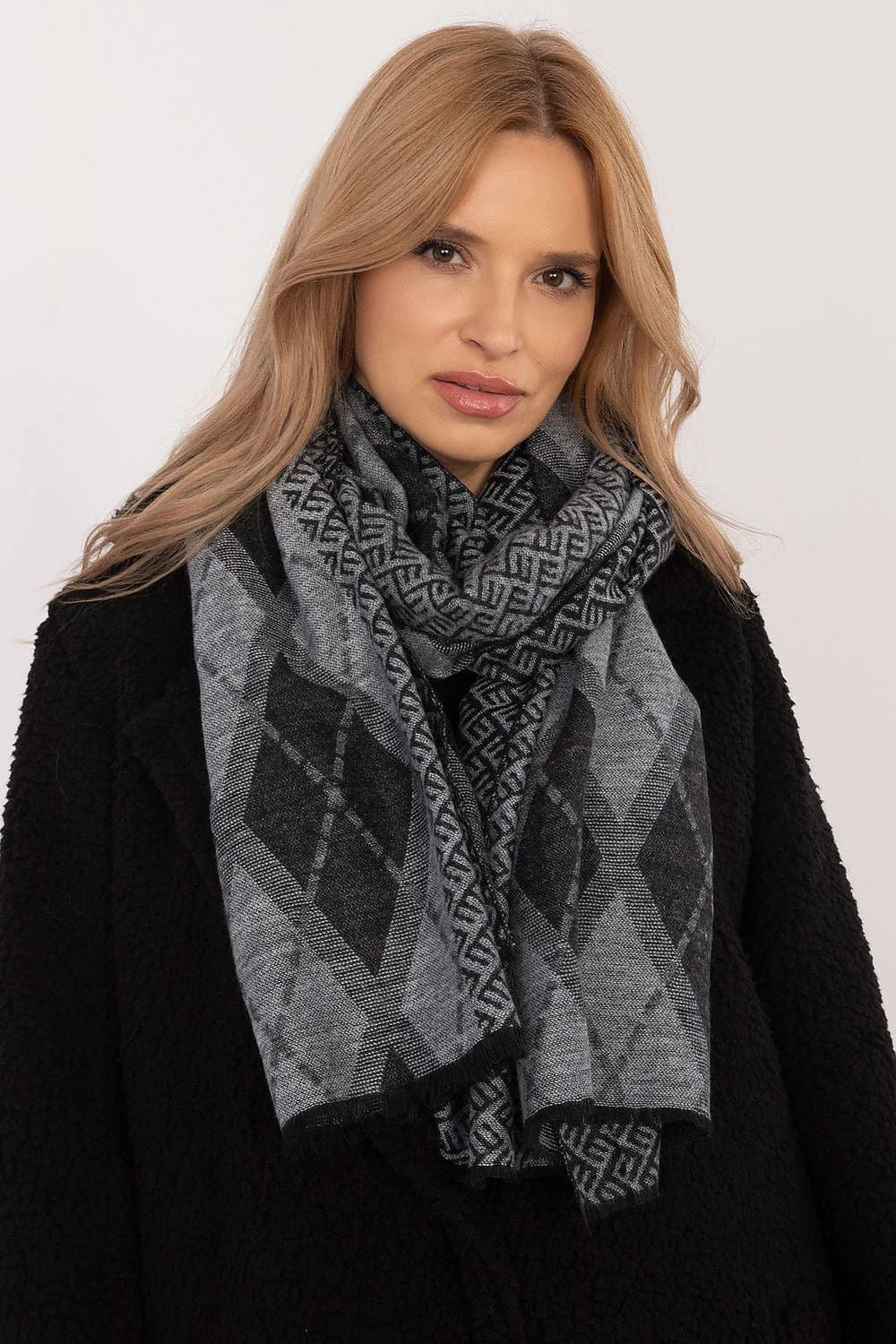 Écharpe élégante pour femme motif géométrique gris et noir viscose longueur 190cm large 69cm