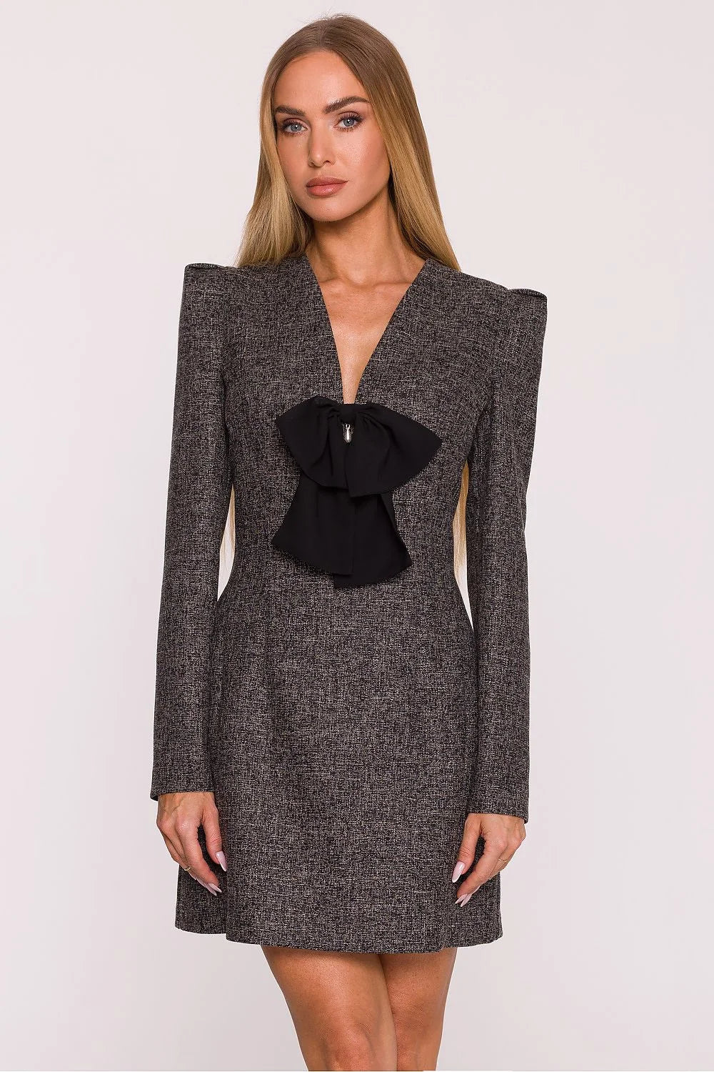 robe courte femme tweed gris anthracite manches longues épaules structurées coupe ajustée taille marquée col V profond nœud décoratif bijou
