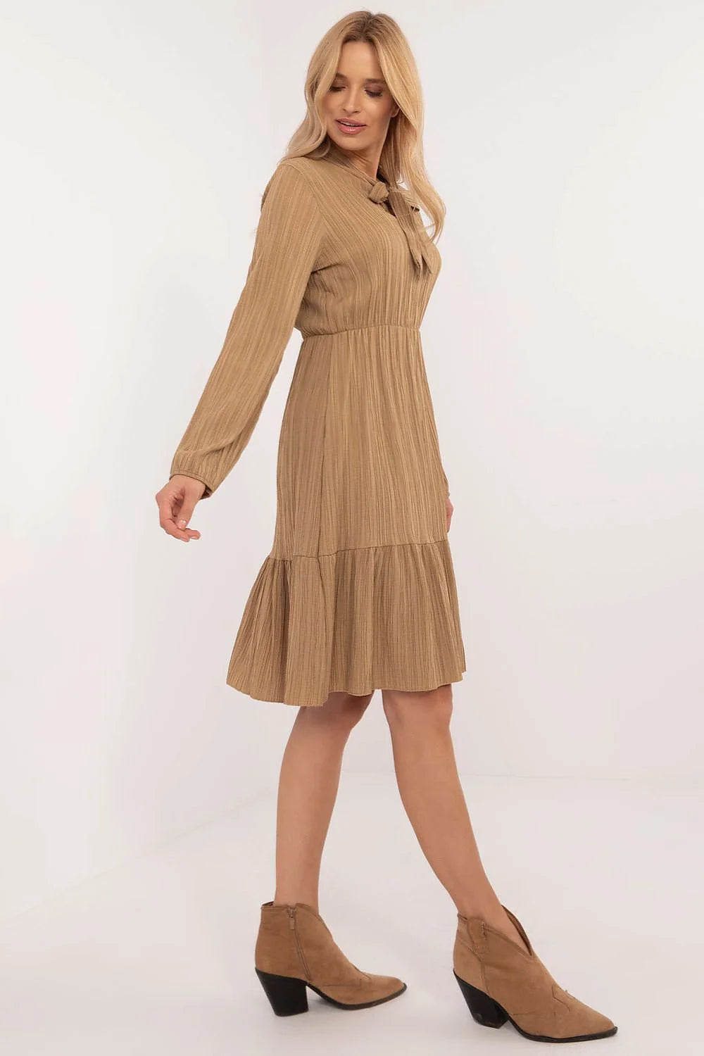 robe midi plissée beige col lavallière noué manches longues évasée taille empire jupe volantée fluide chic bureau décontracté sophistiquée confortable