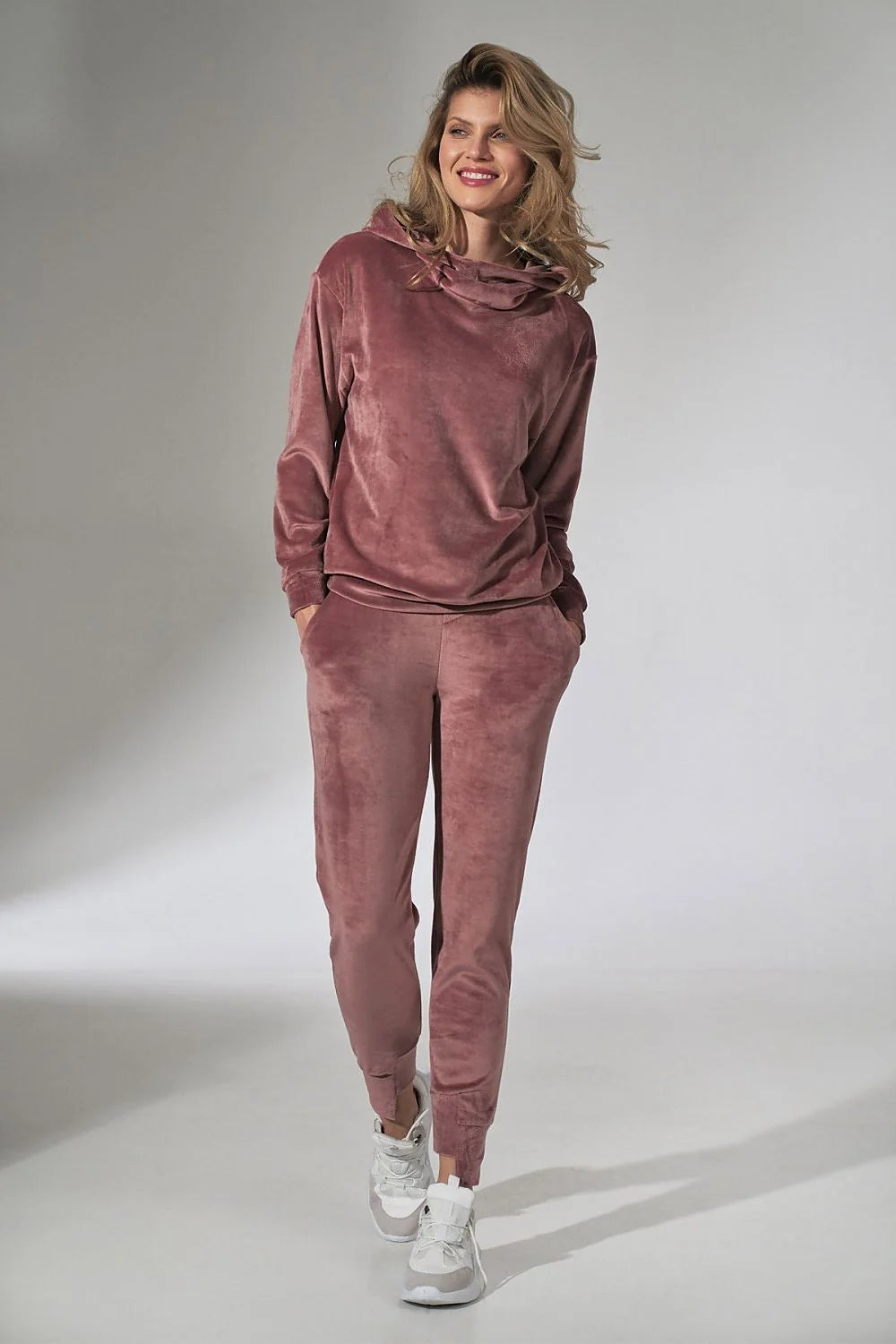 Ensemble détente velours rose moderne et élégant pour un style cocooning confortable et féminin