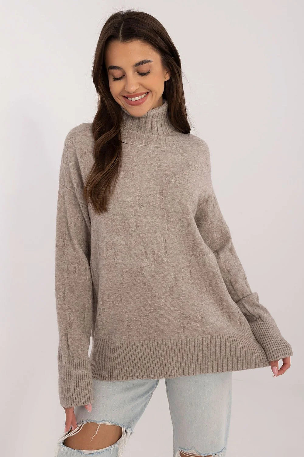 Pull col roulé pour femme, ample, style casual chic, couleur beige, matériau doux, acrylique, polyester, polyamide, manches longues, finitions côtelées, coupe oversize, saison fraîche, occasion quotidienne