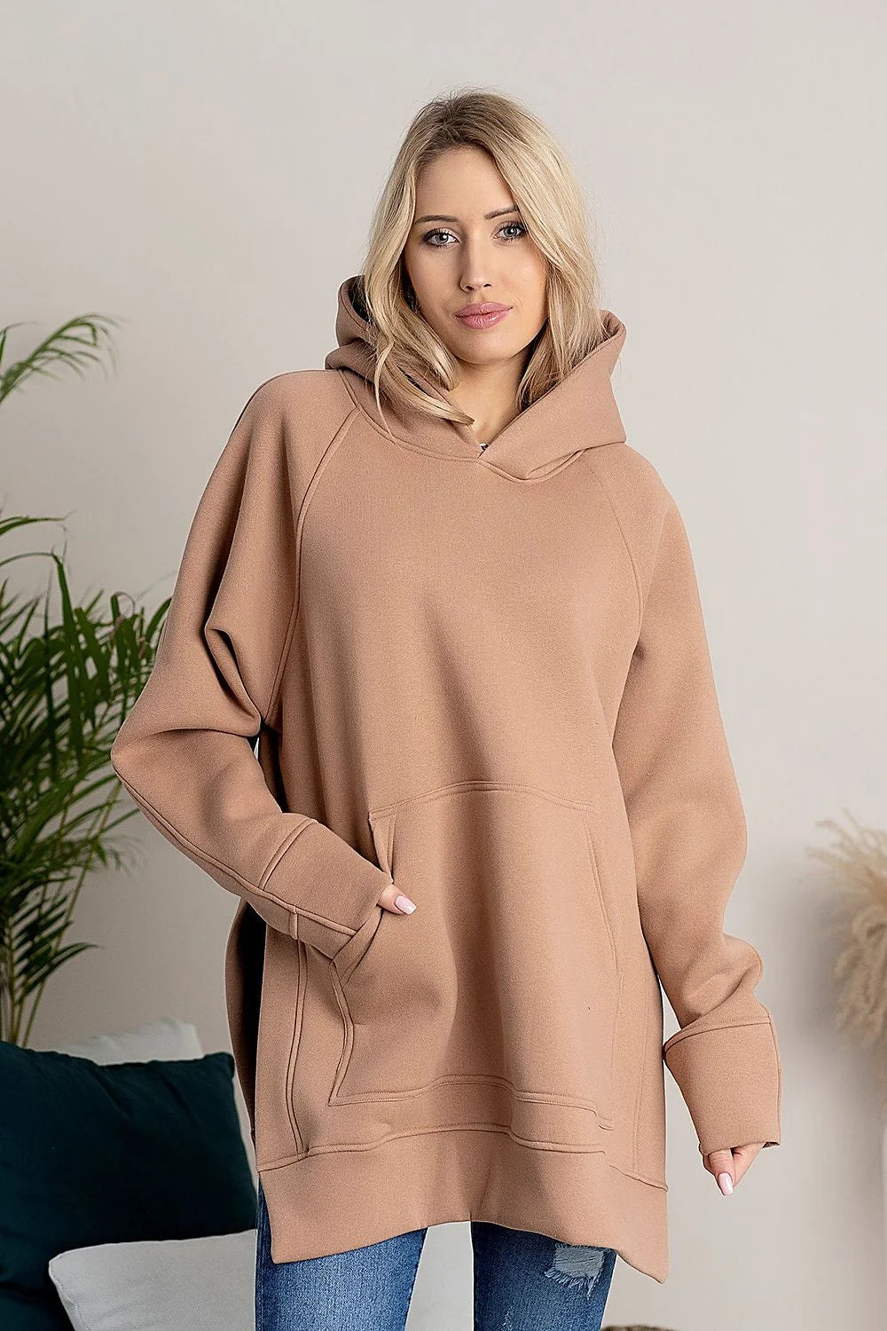 Sweatshirt oversize femme en coton beige doux avec capuche ajustable, pour style décontracté quotidien