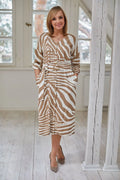 Robe chemise mi-longue motif zébré marron clair et blanc encolure en V manches 3/4 ceinture dorée matière douce femme mûre style moderne