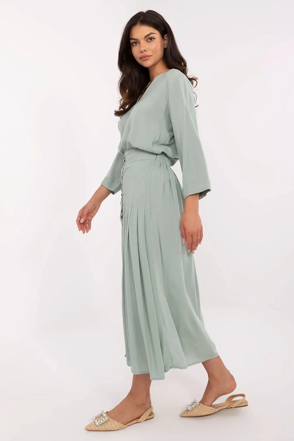 Jupe Sublevel en viscose écologique, couleur vert pastel, longueur midi, coupe fluide, boutons décoratifs, taille haute, élastique cousu, fermeture éclair latérale, mode féminine élégante
