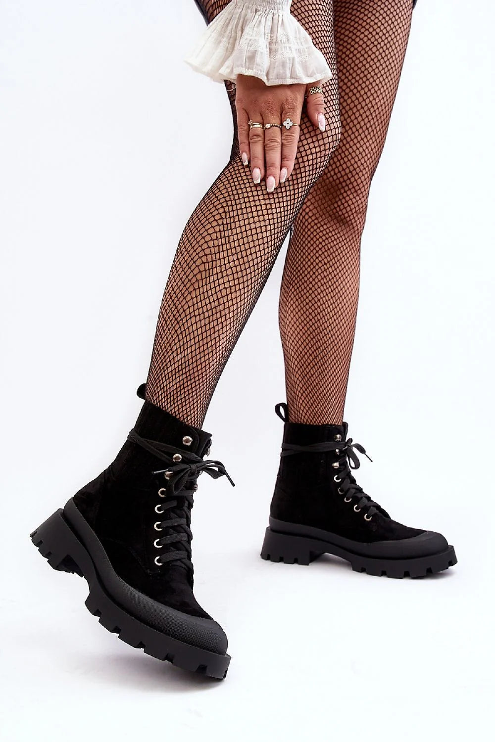 Bottes noires trappeur style combat velours tige haute cheville semelle épaisse crantée lacet noir eyelets métalliques femme durable mode audacieuse