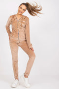 Ensemble velours féminin intemporel confort style casual chic couleur beige clair manches longues capuche pantalon ajusté