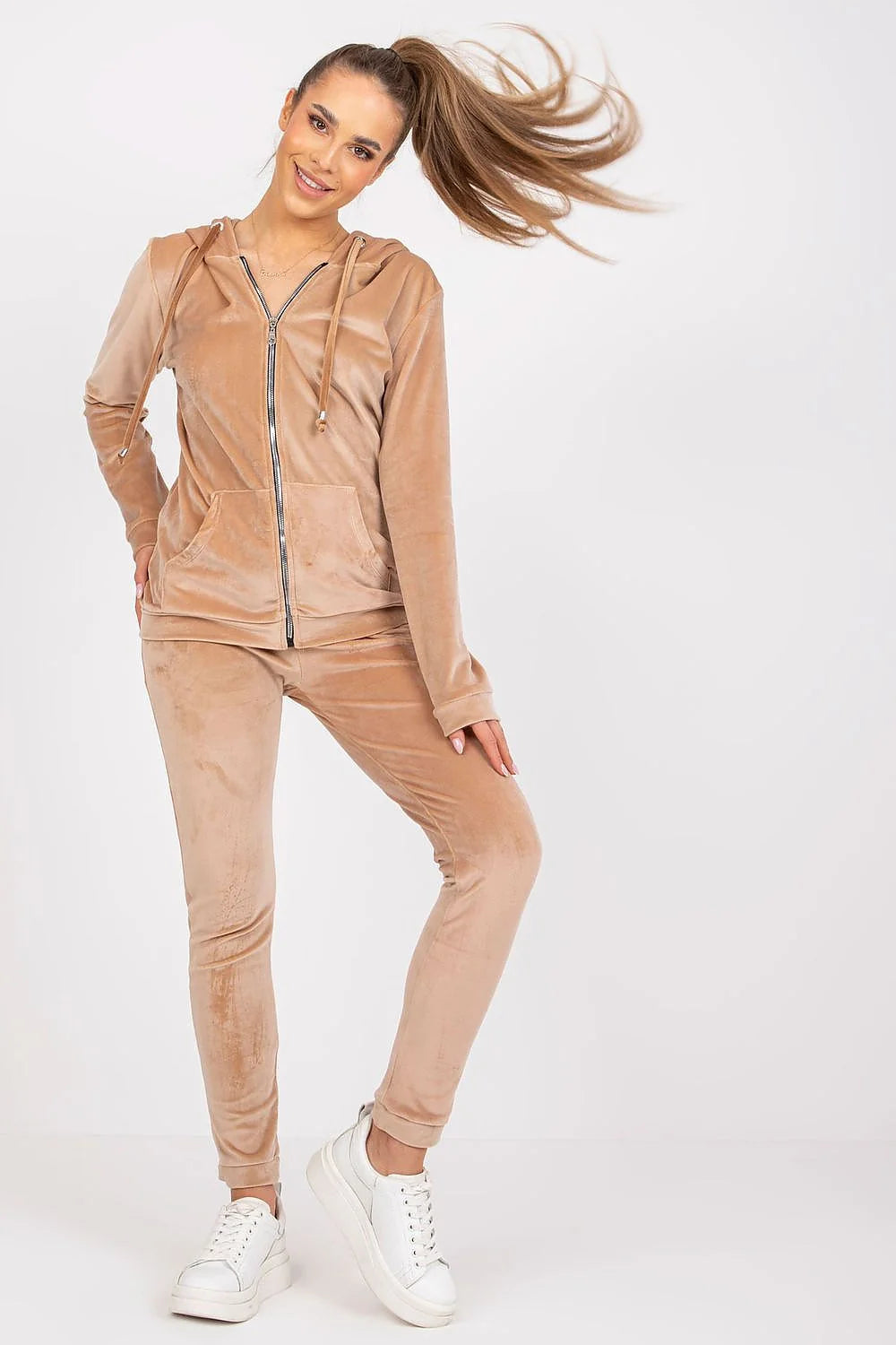 Ensemble velours féminin intemporel confort style casual chic couleur beige clair manches longues capuche pantalon ajusté