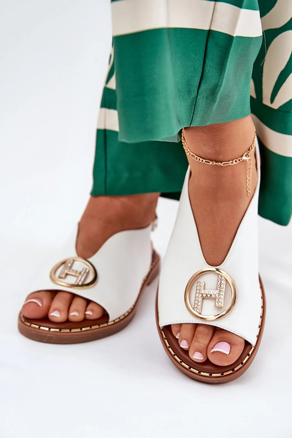 Sandales élégantes pour femme été 2023 cuir artificiel blanc doré talon plat sangle ajustable ornements métalliques style minimaliste