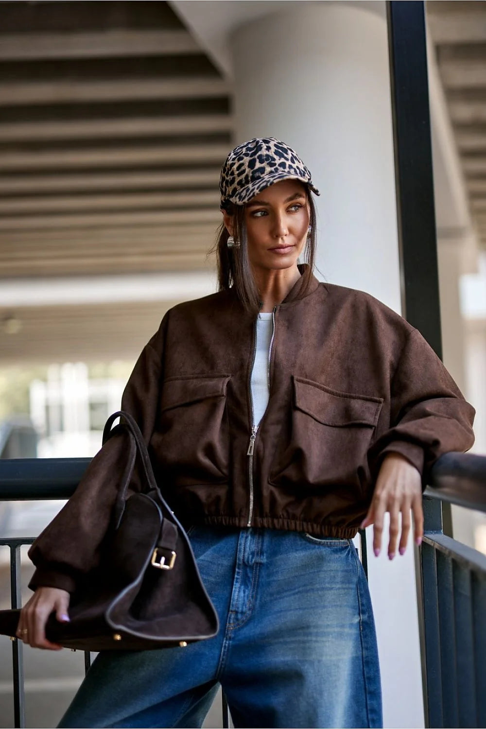 bomber suédine marron chocolat court boxy oversize fermeture zippée métallique col cheminée base élastiquée manches bouffantes poches plaquées rabat polonaise