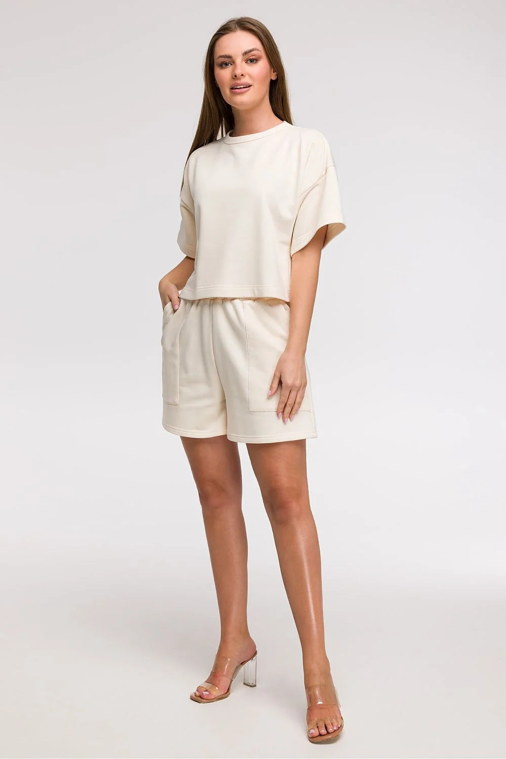 Ensemble femme top et short coordonnés style décontracté moderne tissu coton couleur beige clair coupe ample épaules tombantes manches courtes poches intégrées
