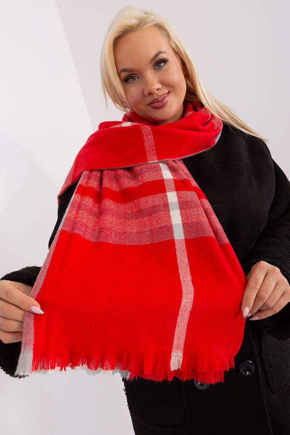Écharpe à carreaux rouge vif longue et large en laine douce, style classique moderne, automne hiver élégant, garde-robe féminine