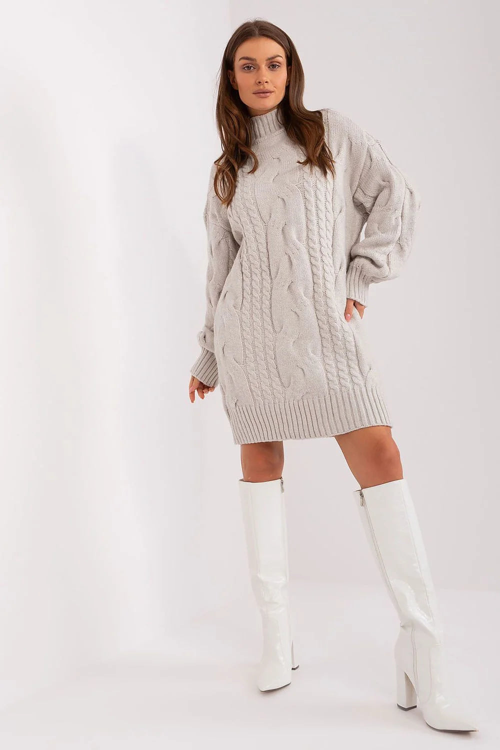 Robe pull tricotée motif torsadé couleur gris clair manches longues col montant côtelé femme