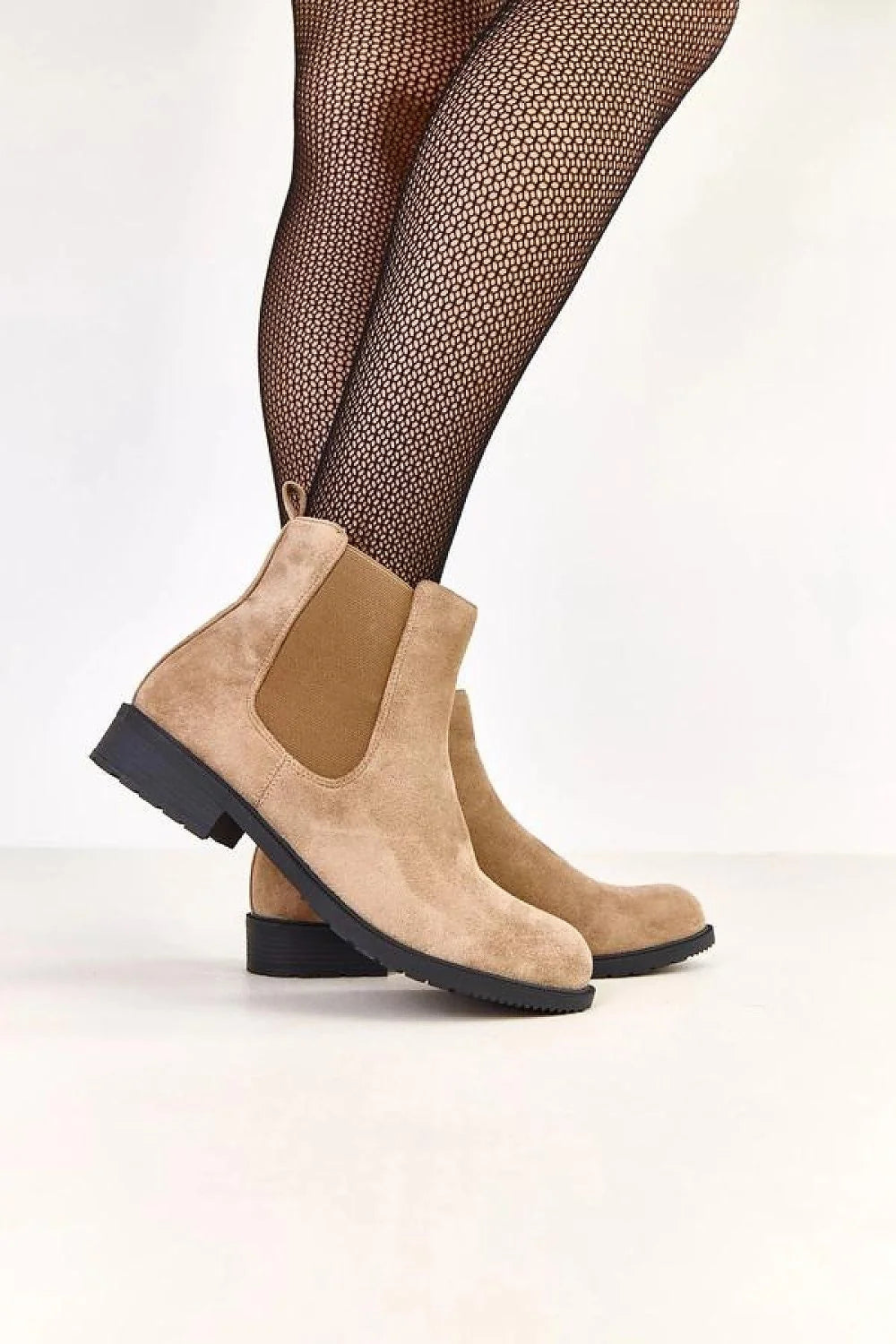 bottines femme Chelsea daim suédé beige camel bout arrondi tige cheville élastique zip semelle crantée talon bas confortable