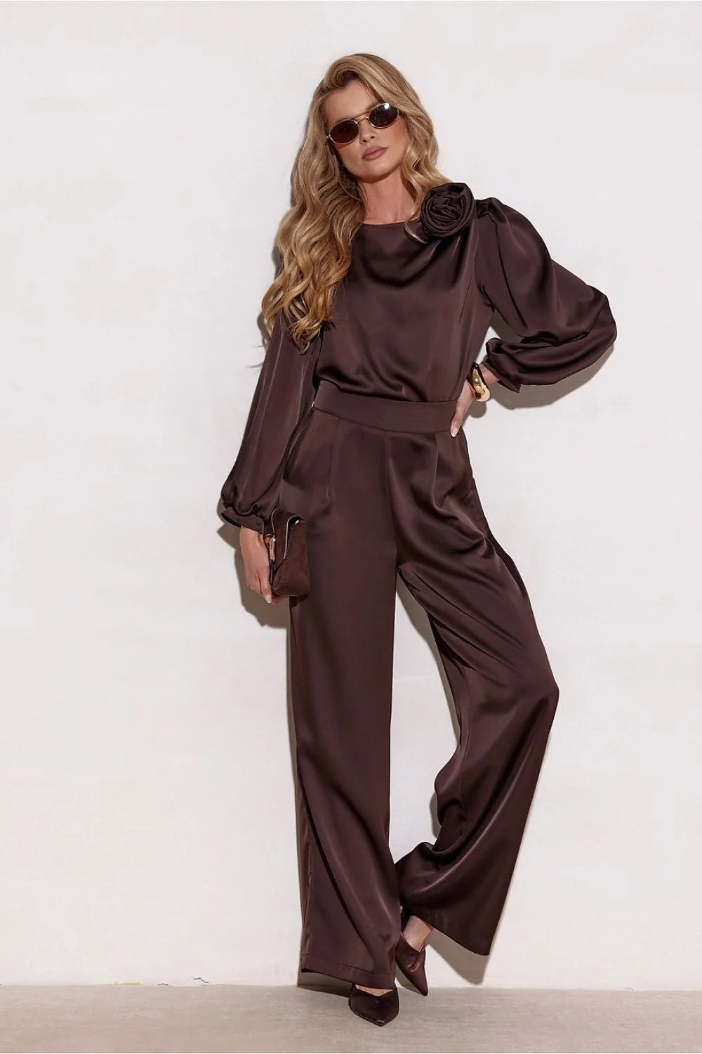 chemise satinée satin polyester chocolat profond col rond rose spectaculaire manches bouffantes coupe ample silhouette féminine élégante soirée