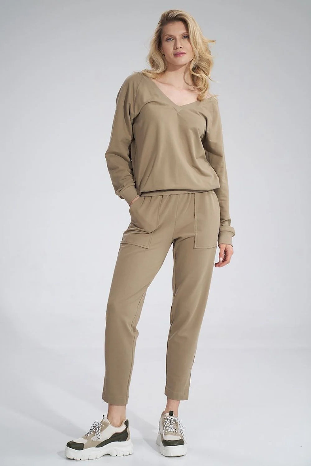 Ensemble coordonné sweatshirt pantalon femme style décontracté moderne couleur taupe manches longues taille élastique
