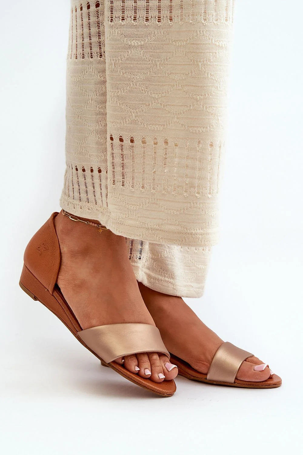 Sandales femmes cuir élégance confort design minimaliste talon compensé haute qualité matière naturelle couleurs intemporelles tailles disponibles style moderne look sophistiqué