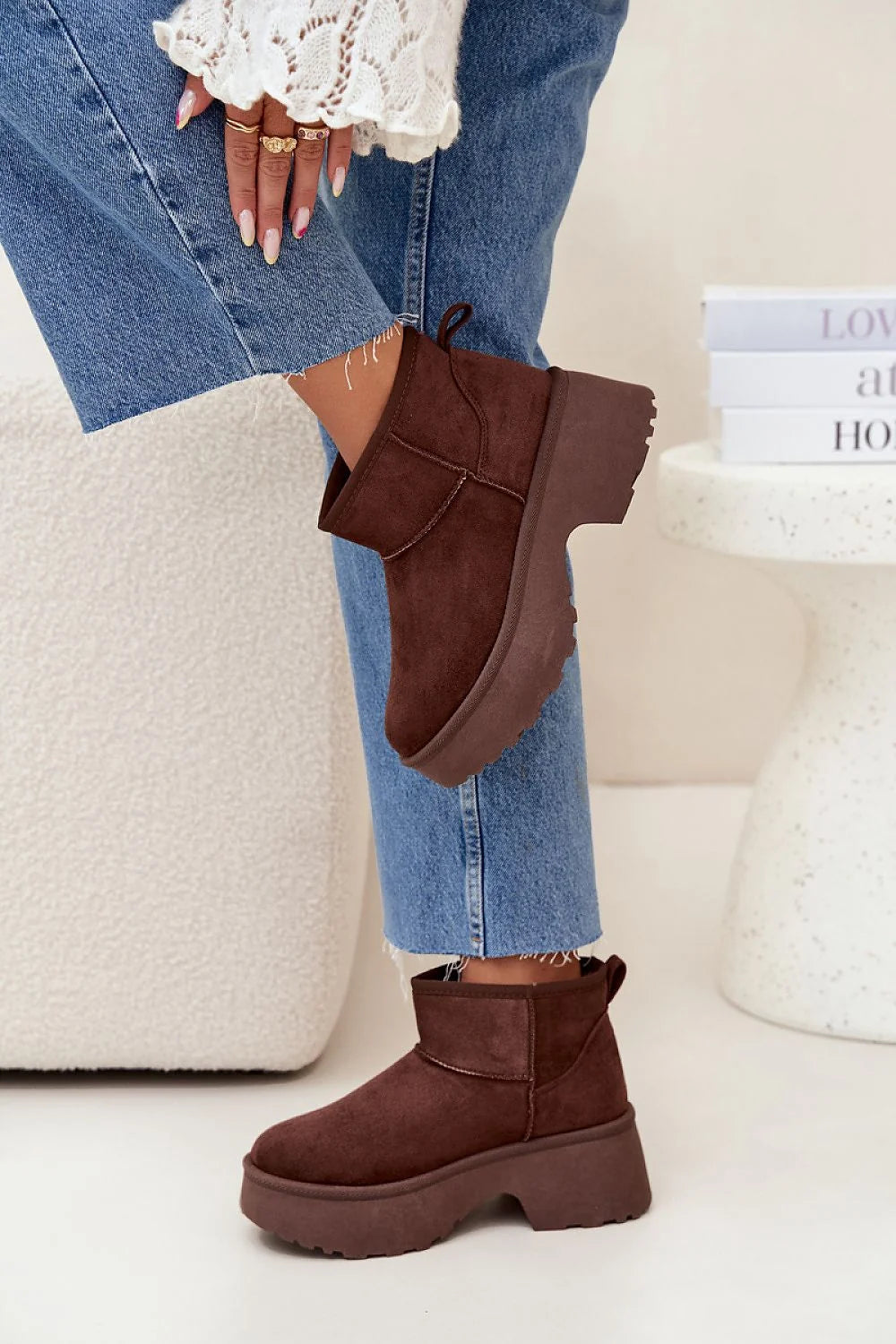 bottines femme suédine écologique marron chocolat bout arrondi semelle plateforme crantée talon chunky doublure fourrure chaude confort stabilité enfilage facile