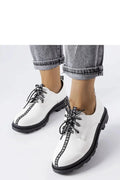 Chaussures basses femmes design moderne style sportif confortable semelle contrastée tige basse lacets noirs motifs répétés