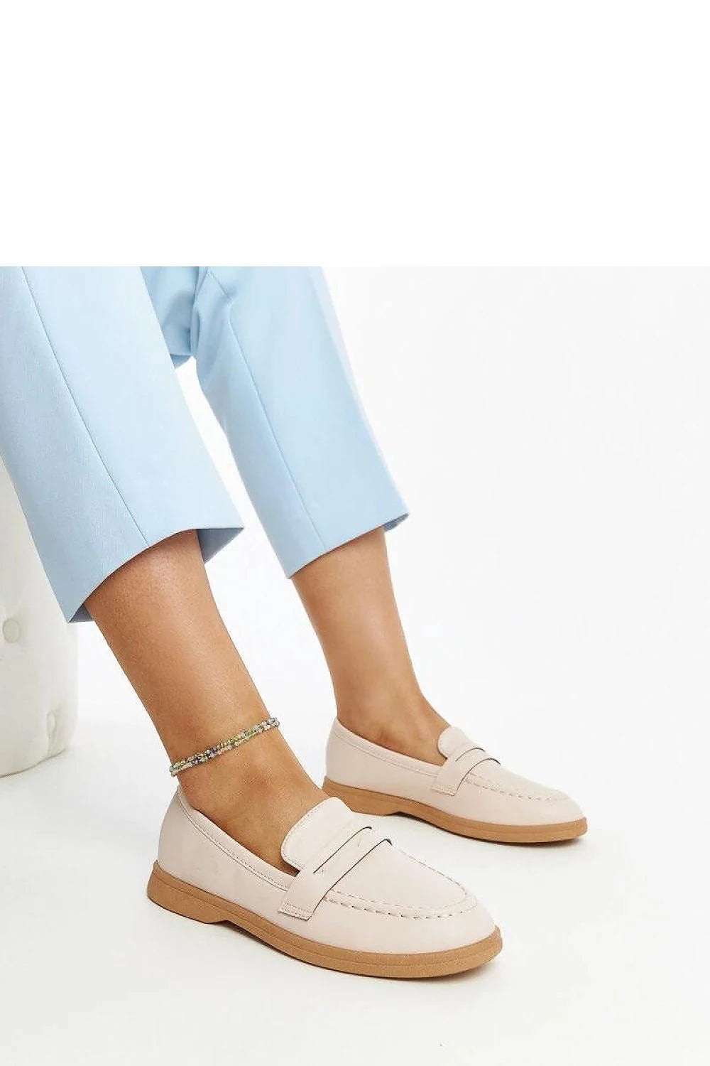 Mocassins féminins design moderne couleur beige clair bout en amande semelle en gomme facile à enfiler