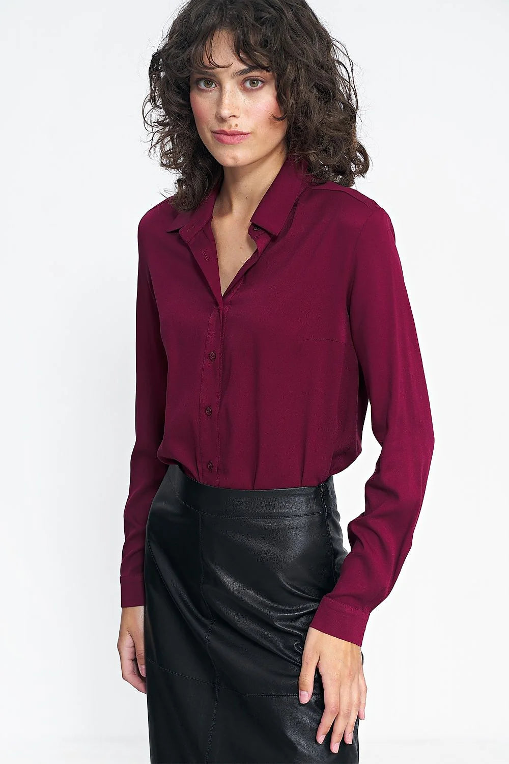 Chemise longue manches classique couleur bordeaux profond pour femme, style élégant, matériau doux, taille ajustée, vêtement intemporel