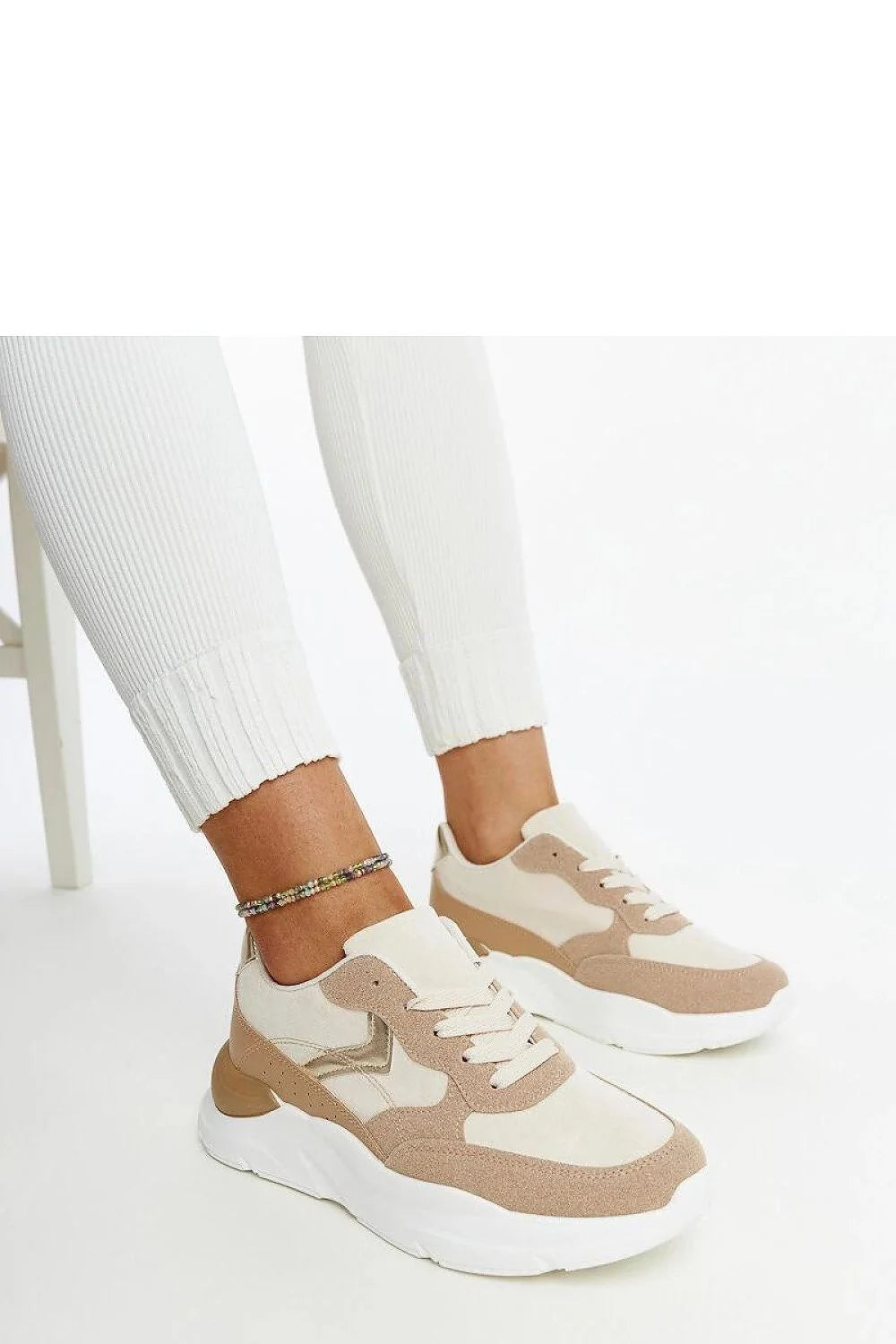 Baskets de mode moderne en cuir beige et métal doré pour femmes, style sophistiqué et décontracté