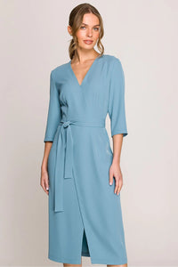 robe midi femme élégante portefeuille décolleté V manches troisquarts ceinture nouée taille marquée tissu fluide structuré bleu pâle fente discrète
