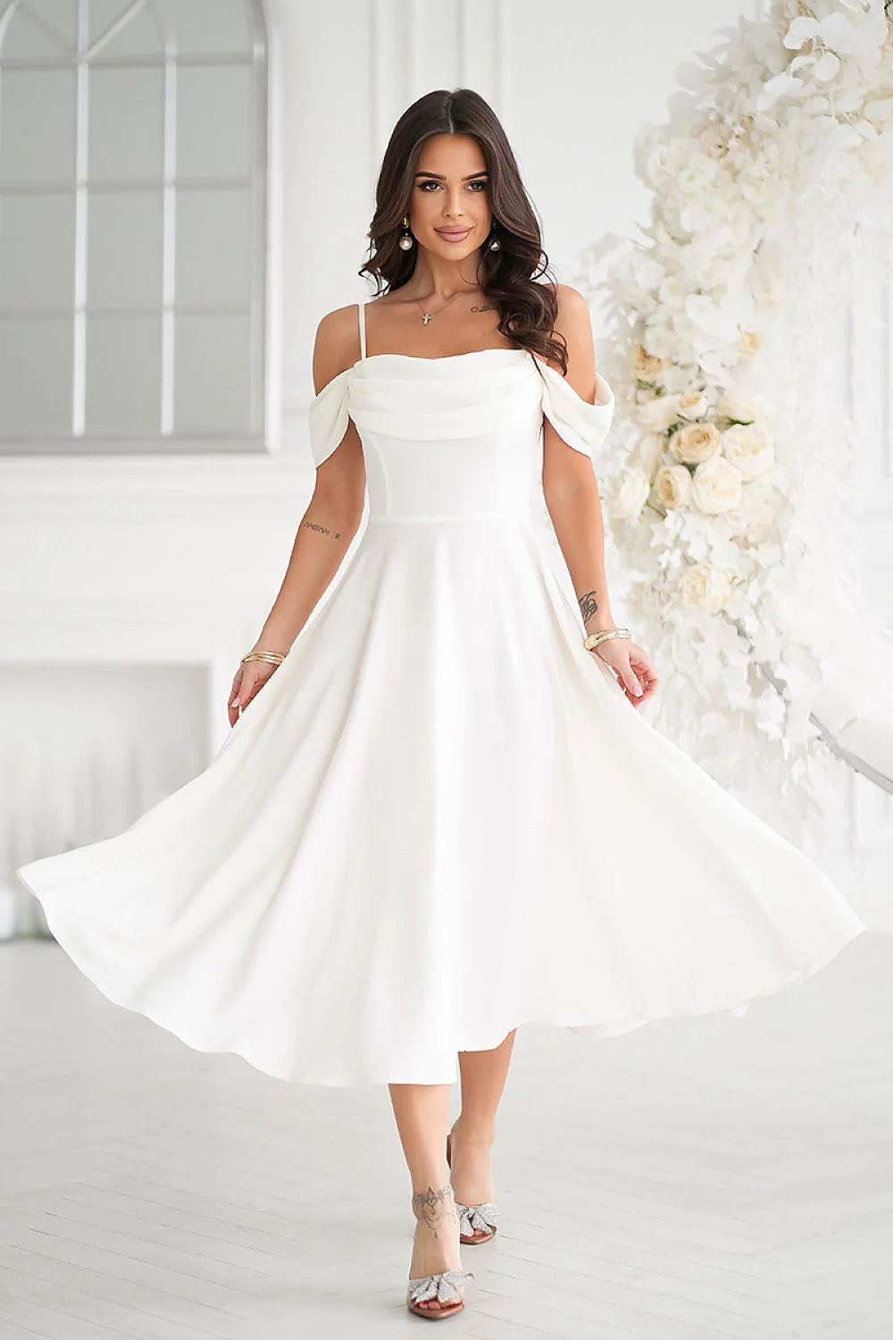 Robe de soirée Bicotone élégante mi-longue manches off-shoulder encolure drapée blanc subtil elastane polyester femme