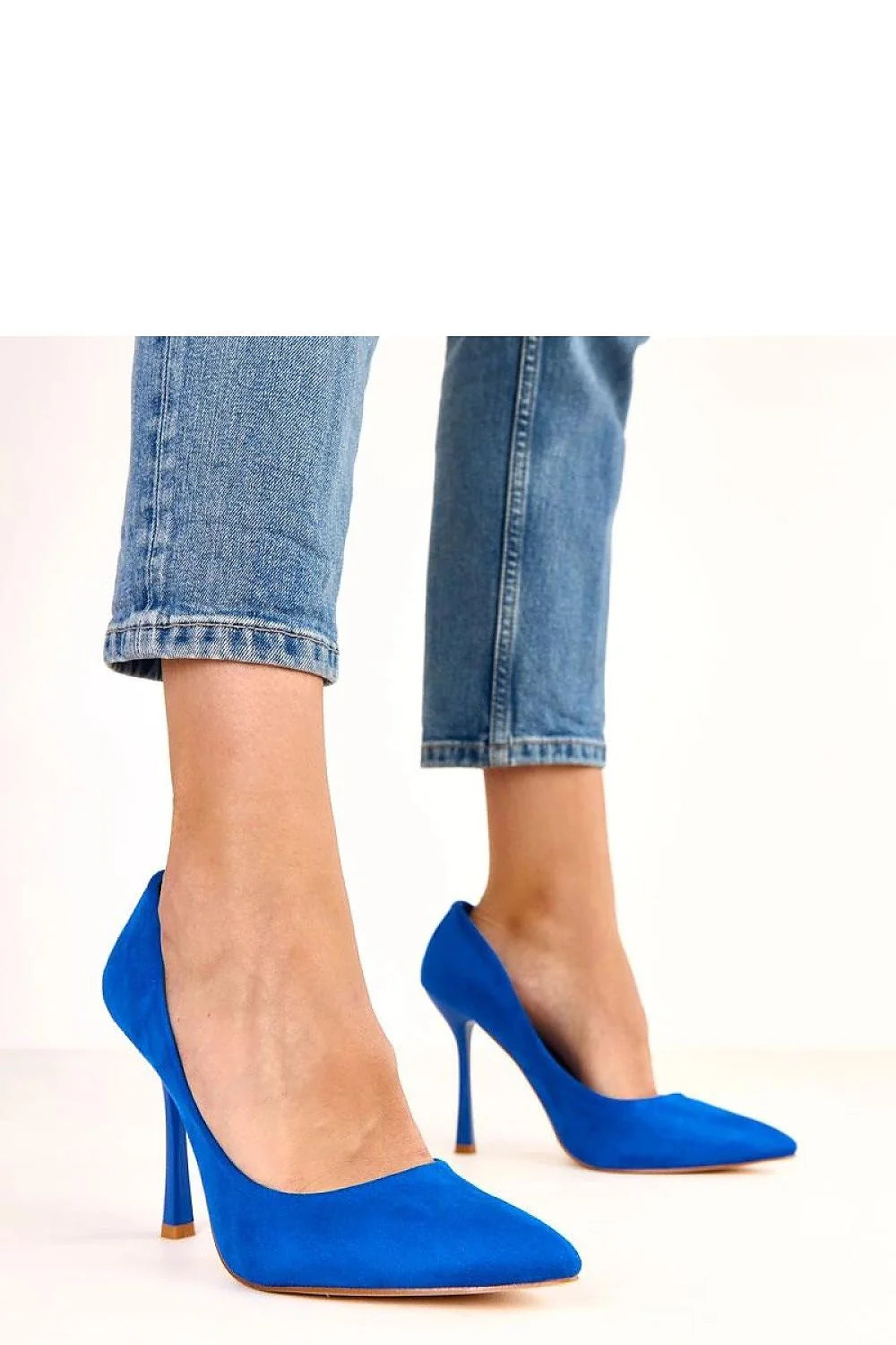 escarpins femme suède bleu électrique bout pointu talon aiguilles onze centimètres semelle beige contrastée cuir écologique silhouette élancée
