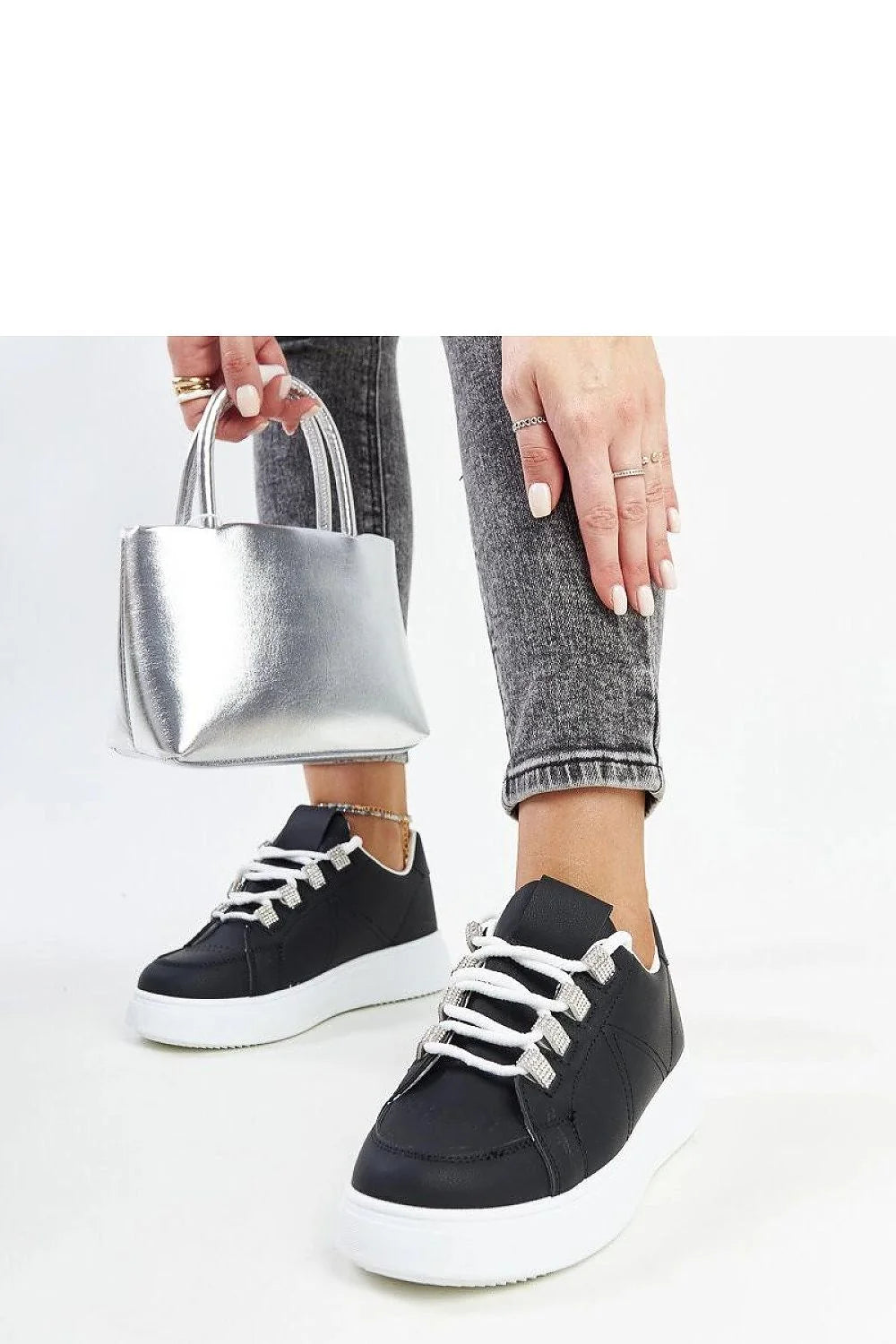 Baskets mode femmes design moderne épuré silhouette classique faible hauteur profil arrondi devant semelle épaisse amorti confort matériau synthétique durabilité entretien facile
