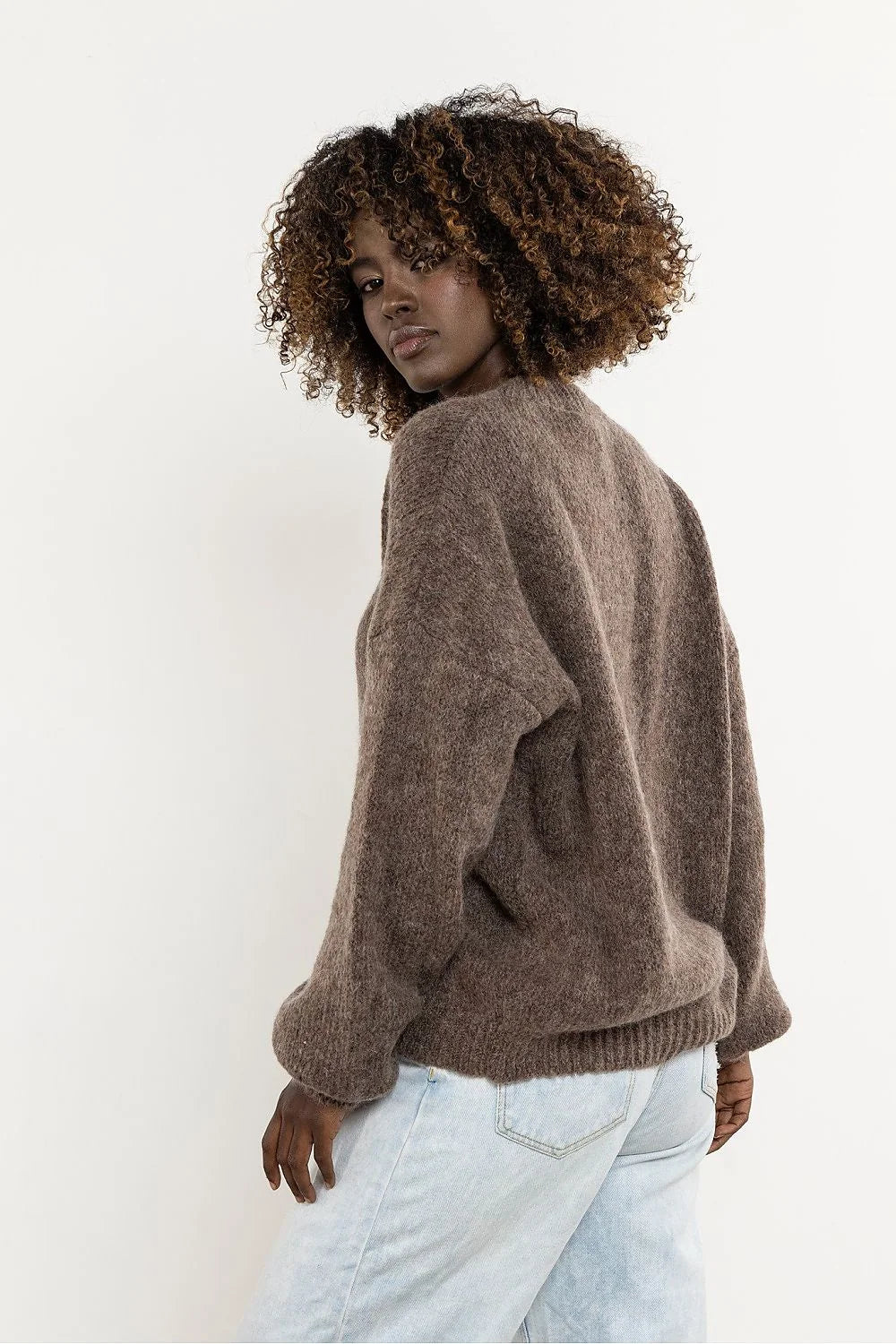 pull femme oversize maille duveteuse marron col rond manches longues bouffantes bords côtes épaules tombantes texture chaude moelleuse