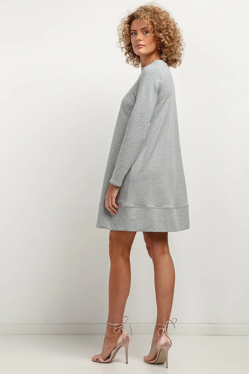 Robe de jour Tessita, robe trapeze maille longue manches longues automne hiver 2023, style casual chic, coupe droite ample, matière douce et confortable pour femmes