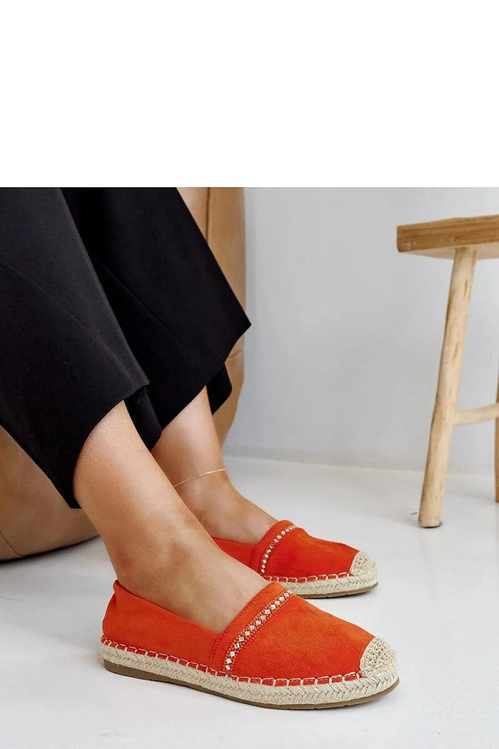 Espadrille Solea pour femme style estival espadrille plate tissu suède semelle corde tressée caoutchouc rouge vif détails géométriques look tendance