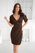 robe cocktail fourreau mi longue brun chocolat tombé fluide coupe ajustée drapé croisé décolleté V plongeant manches échancrées épaules ouvertes