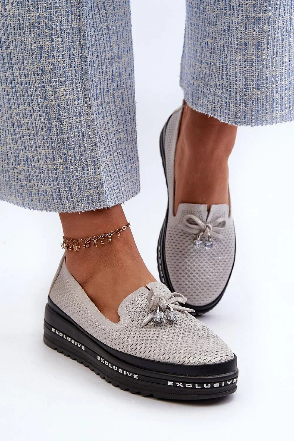mocassins femmes cuir naturel plateforme 35mm élégants confortables respirants perforés gris noeud strass semelle épaisse noire exclusive chaîne cheville dorée