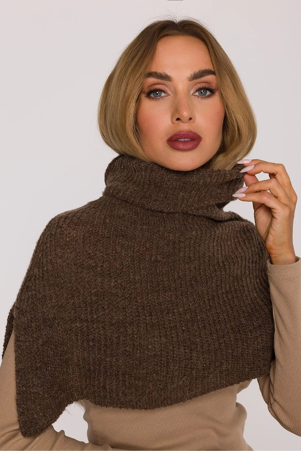 poncho court femme cape épaules maille bouclée marron chocolat col roulé côtelé doux texturé laine asymétrique cosy superposable