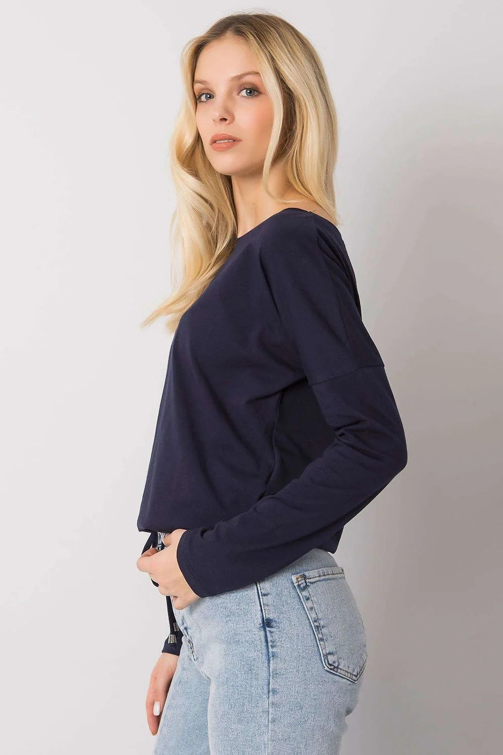 Sweat féminin en coton bleu marine manches longues coupe décontractée confortable style casual tendance