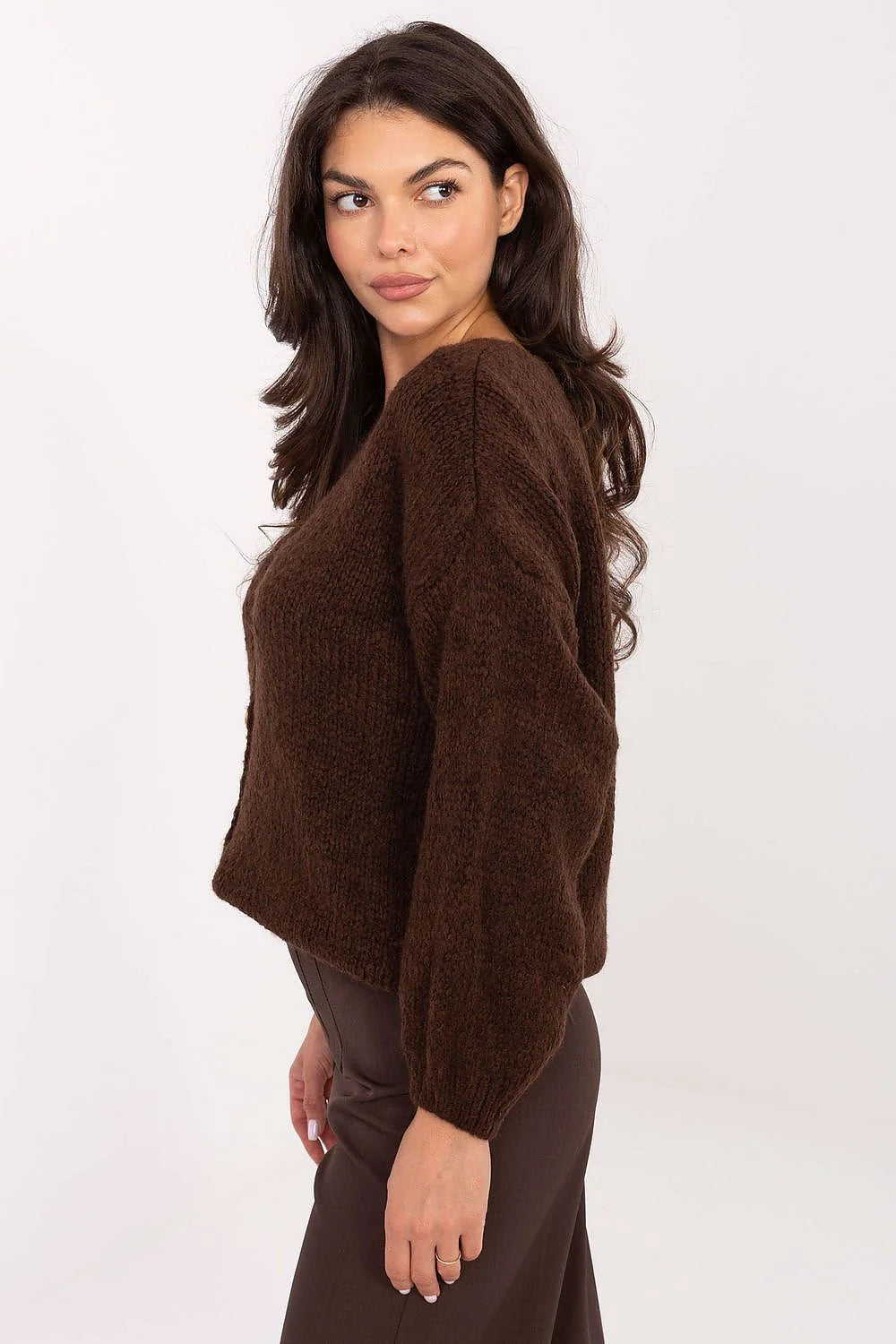 cardigan femme maille épaisse bouclée coupe courte oversize encolure profonde manches longues ballon chocolat boutons métalliques côtelés duveteuse