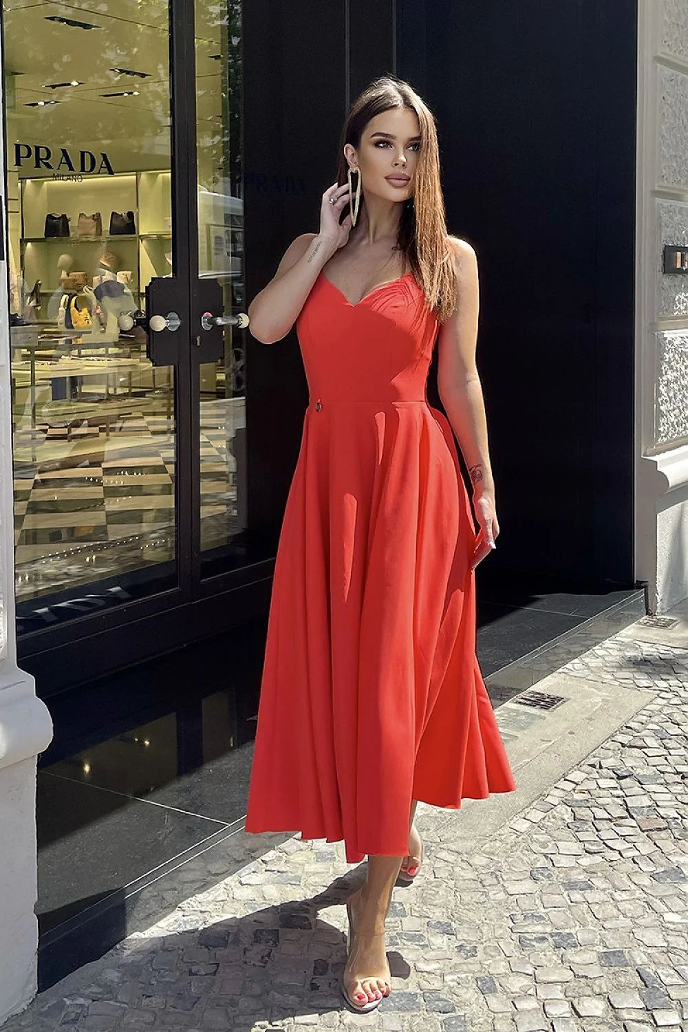 Robe élégante longue pour femme en polyester et viscose, style A-line, décolleté en cœur, bretelles fines, métal decoratif, couleur rouge vif, fermeture éclair dissimulée, occasion spéciale ou formelle